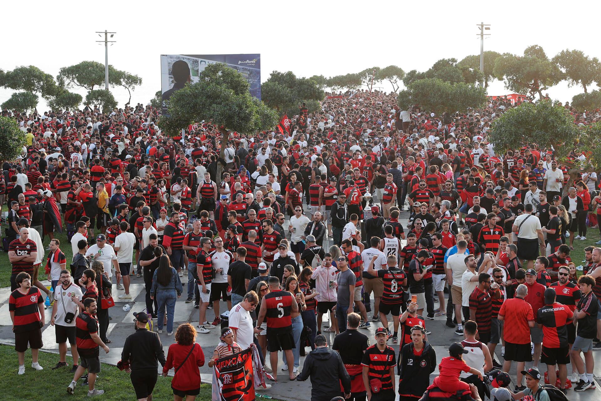 Centros comerciales y zonas turísticas del distrito reciben a los simpatizantes brasileños en la víspera de la final.