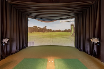 La residencia también cuenta con un patio cubierto con un bar, que se puede transformar en un solárium durante los meses fríos. (Crooked River Media)