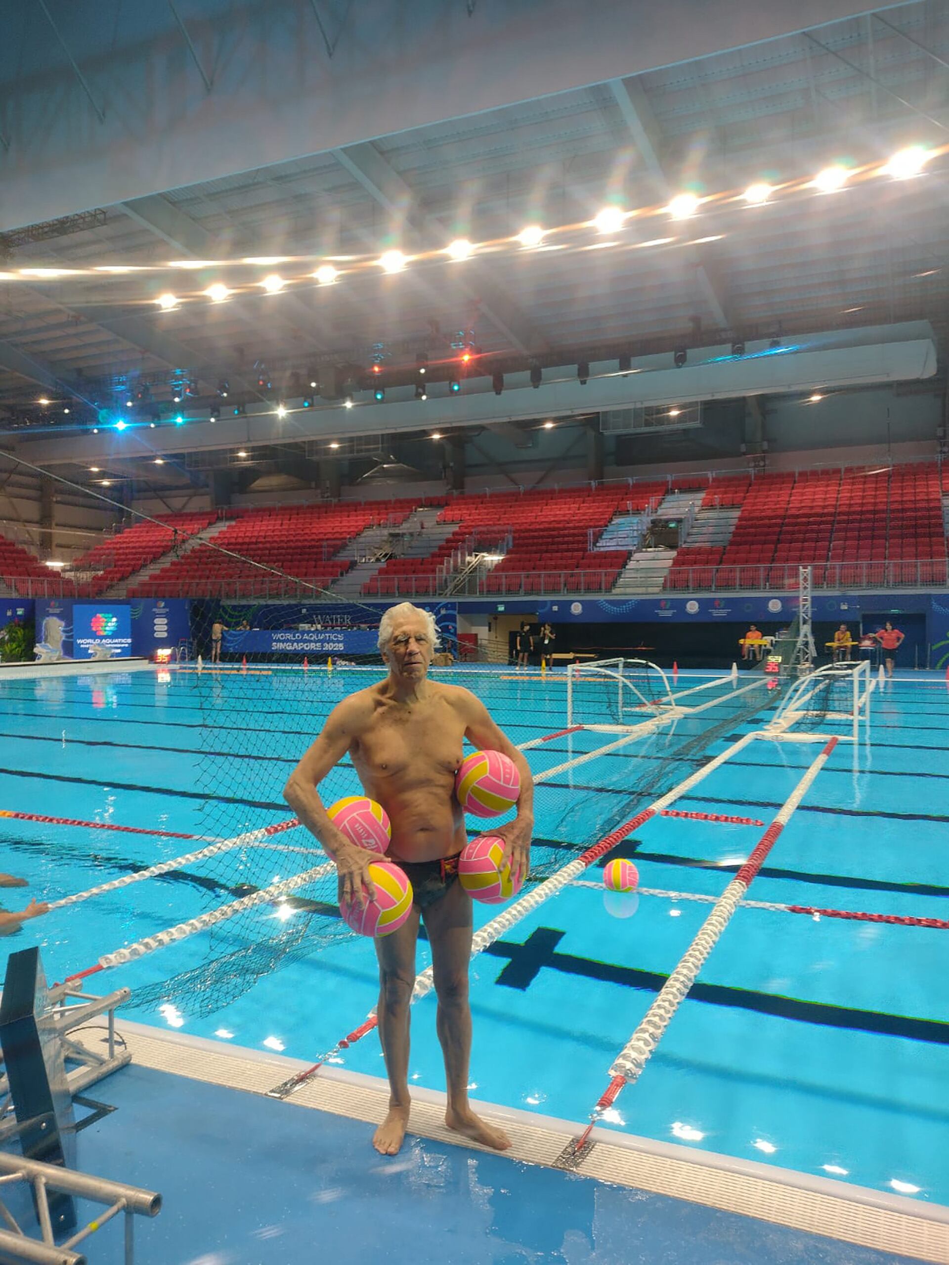 Carlos Vozzi, médico-filósofo y referente del waterpolo argentino, revive su experiencia en el Mundial de Singapur con Los Pampas +65.