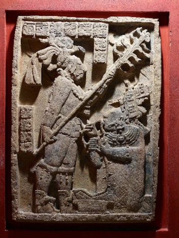 Dintel de Yaxchilán representa a un gobernante maya y a su esposa, se muestra en el Museo de arte de Londres