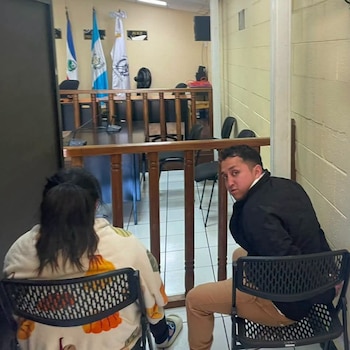 La madre biológica afirmó que la custodia temporal fue otorgada al padre tras pruebas de paternidad y que la niña murió 20 días después bajo su cuidado.