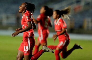 Fotografía de archivo de la jugadora Farlyn Caicedo (i) de América que celebra un gol de Catalina Usme (no presente en la foto). EFE/Ernesto Guzmán JR.