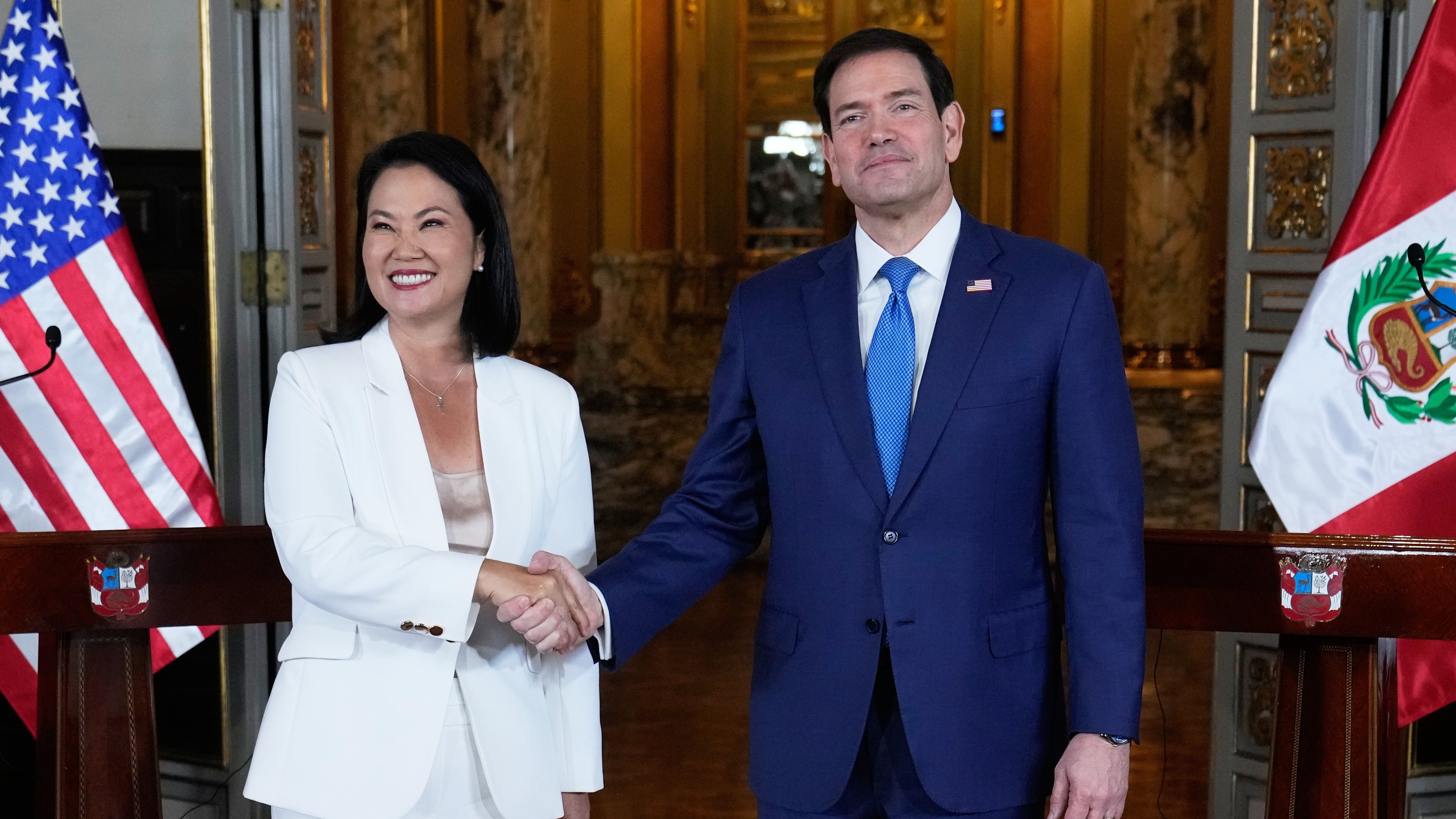 La presidenta Keiko Fujimori y el secretario de Estado de Estados Unidos, Marco Rubio se estrechan la mano tras una conferencia de prensa conjunta en el Palacio de Gobierno, el jueves 10 de septiembre de 2026, en Lima, Perú. (AP)