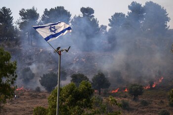 Una vista de los arbustos ardiendo tras el lanzamiento de cohetes fronterizos a Israel desde el Líbano, en medio de las hostilidades transfronterizas en curso entre Hezbolá y las fuerzas israelíes, en el norte de Israel el 12 de junio de 2024. REUTERS/Ayal Margolin.