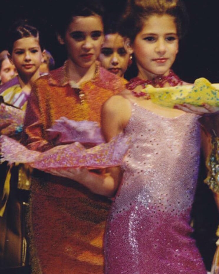 Eugenia Suárez desfila junto a otras niñas durante la primera edición del evento de moda BAFWeek en el año 2001.