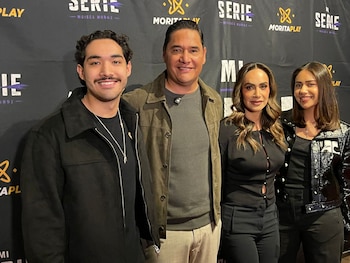 Moisés Muñoz junto con su familia durante la presentación de su Bioserie.