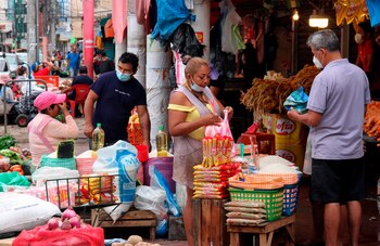 Personas hacen compras hoy en