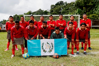 El equipo de Xejuyup, que juega con la indumentaria ancestral maya, posa antes de un partido contra una selección de policías de la región hoy jueves, en Nahualá. EFE/Esteban Biba