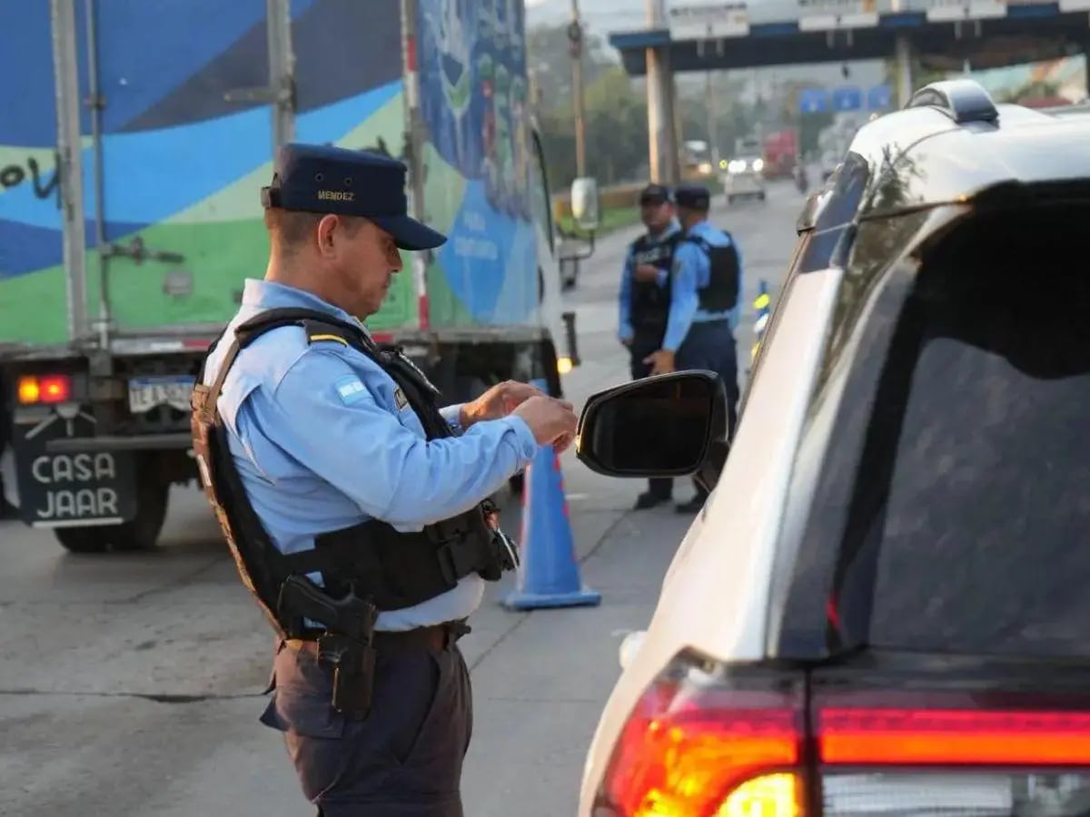 El uso del teléfono celular al volante figura entre las infracciones detectadas durante los operativos de seguridad vial (Foto: Redes sociales)
