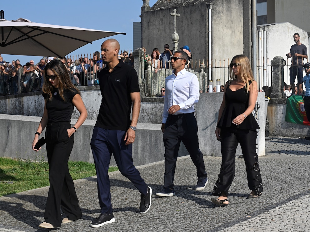 O jogador brasileiro Fabinho e o ex-jogador espanhol Thiago Alcântara assistem ao funeral do jogador português do Liverpool, Diogo Jota, e de seu irmão André Silva na Igreja Matriz de Gondomar (Foto MIGUEL RIOPA / AFP)