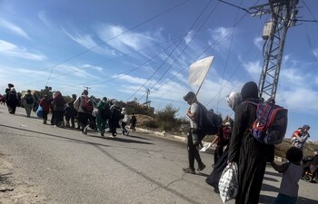 Palestinos, con una bandera blanca improvisada, parten hacia el sur de la Franja de Gaza a través de un puesto de control del ejército israelí, a lo largo de la calle Salah al-Din en Bureij, el 10 de noviembre de 2023. EFE/EPA/MOHAMMED SABRE. (Fotografía realizada con un teléfono móvil)