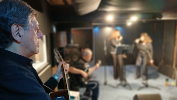 El guitarrista Carlos Vera Marechal volvió a la práctica musical a sus 71 años al sumarse al grupo denominado Vinilo.