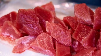 Fresh Raw Tuna Fish Steaks, Atlantic bluefin tuna, Tsukiji Market, Ginza, Tokyo, Japan.