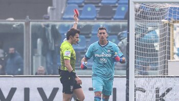 La peor semana de Juan Musso: tras su descuido en las redes sociales, fue expulsado en la derrota del Atalanta