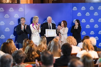 El Senado argentino premia la