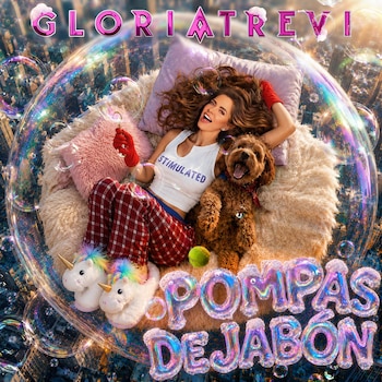 Mujer de cabello castaño con pijama y pantuflas de unicornio, recostada junto a un perro, dentro de una burbuja sobre una ciudad. Texto Gloria Trevi y Pompas de Jabón