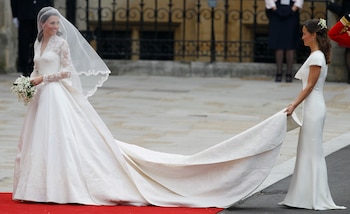 Kate Middleton, a la izquierda, y acompañada por la dama de honor Pippa Middleton a su llegada a la Abadía de Westminster para su boda real en Londres el viernes 29 de abril de 2011. (Foto AP/Alastair Grant, archivo)
