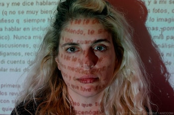 Estefanía tapada por las letras,