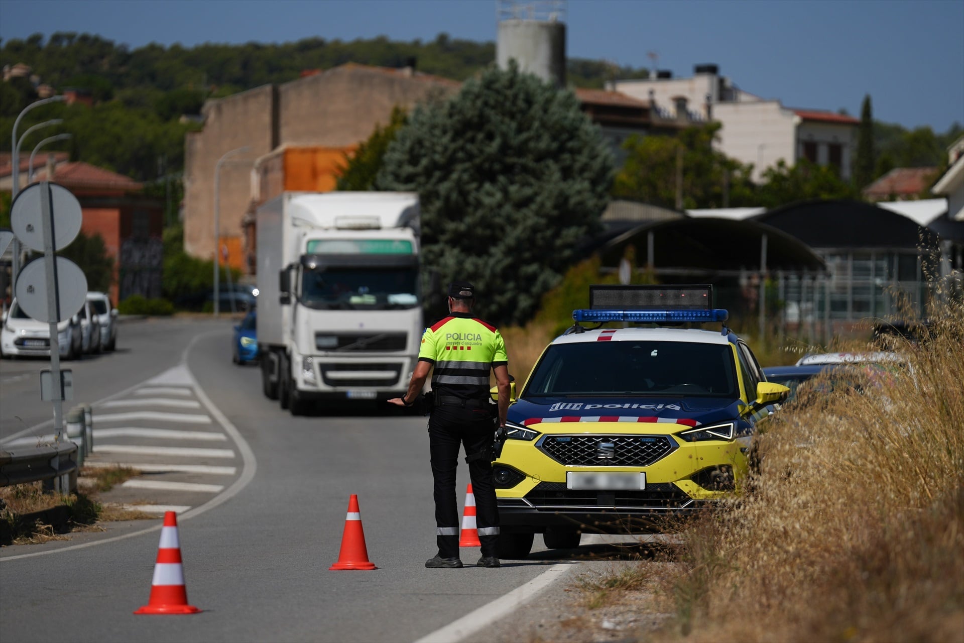 Varios vehículos circulan junto a un control de tráfico en la A-2, en Collbató, Barcelona. (David Zorrakino / Europa Press)