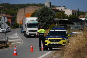 Varios vehículos circulan junto a un control de tráfico en la A-2, en Collbató, Barcelona. (David Zorrakino / Europa Press)