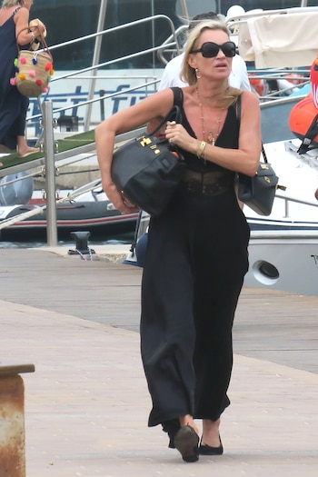 Kate Moss aterrizó recientemente en Formentera con un vestido negro largo, fluido y con encaje (Instagram: @katemoos)