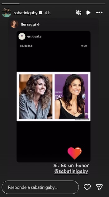 Composición de dos fotos: a la izquierda, Florencia Raggi sonriendo con cabello rizado; a la derecha, Gabriela Sabatini sonriendo. Texto inferior con corazón
