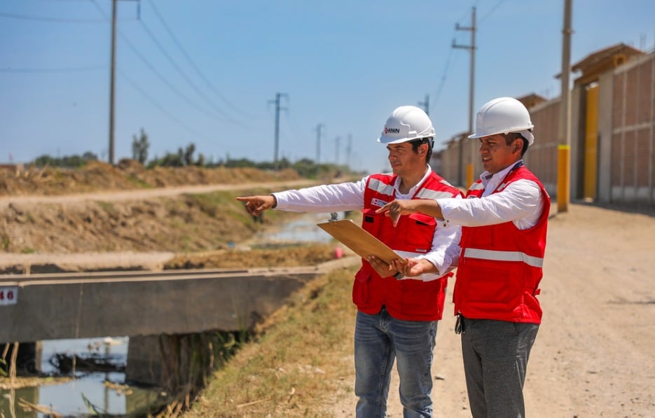 Las inundaciones y la acumulación de agua en Chiclayo afectan viviendas, infraestructura educativa y de salud, y la actividad económica local.