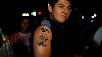 Un fanático luce con orgullo