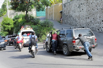 La gente empuja un automóvil