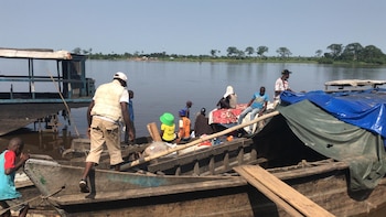 Mueren más de 25 personas tras la colisión de dos barcos en un río en el oeste de RDC