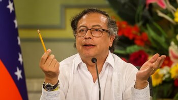 Petro firma un decreto que