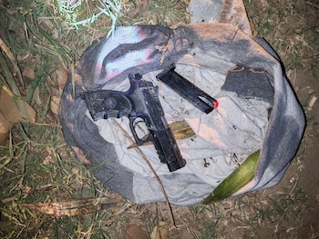 La Policía Nacional Civil decomisó dos armas de fuego, cargadores, veinte municiones para fusil y un chaleco antibalas durante la captura de los sospechosos. (Cortesía: PNC de Guatemala)