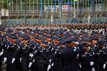 La promoción 103 "Legionarios" de la PN está integrada por hombres y mujeres que culminaron un período de seis meses de formación académica, física y policial. (Presidencia)