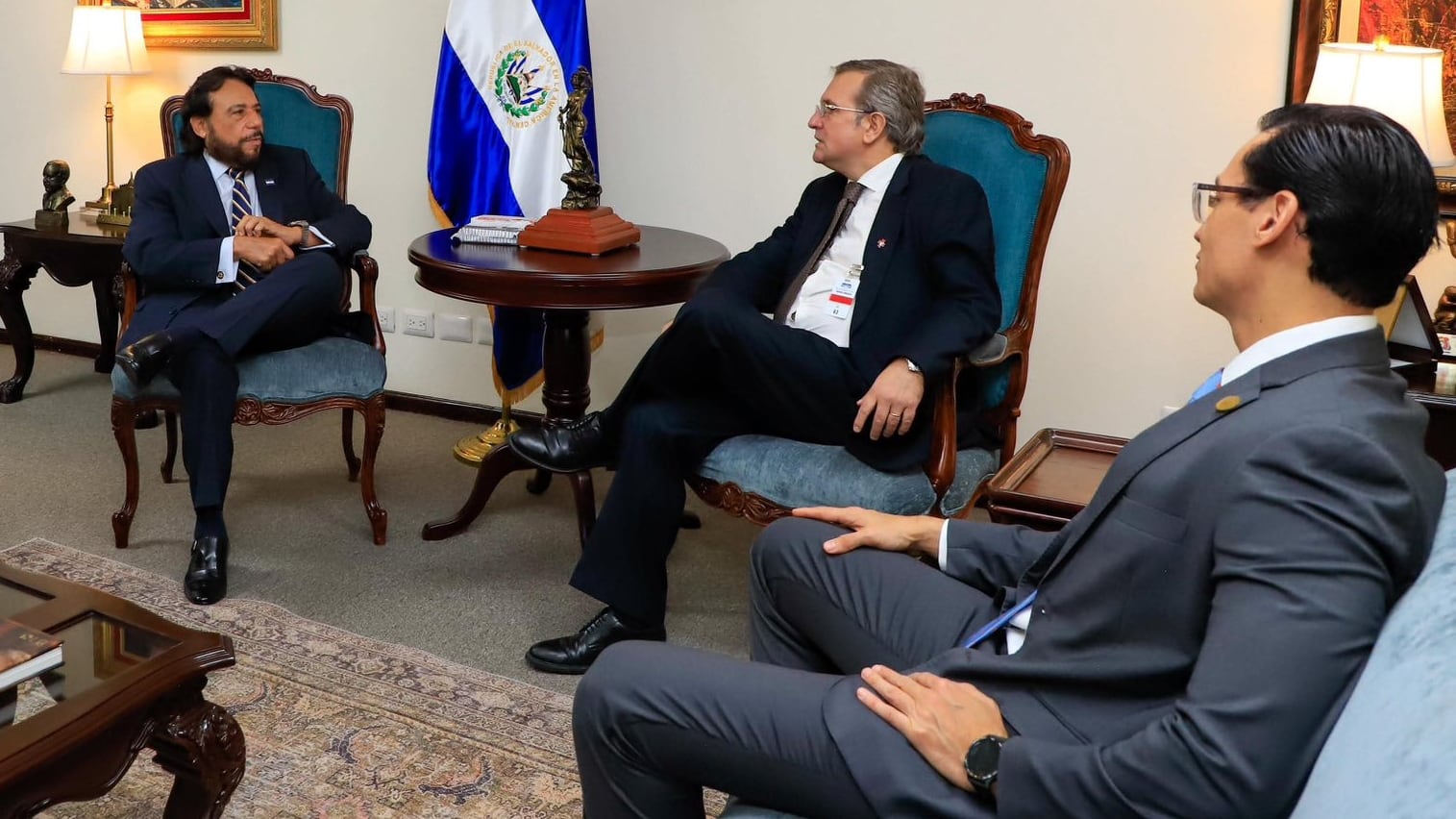 El proyecto involucra a la ESIAP y refuerza la colaboración con Uruguay en tecnología para el sector estatal y la profesionalización de funcionarios (Foto cortesía Vicepresidencia salvadoreña)