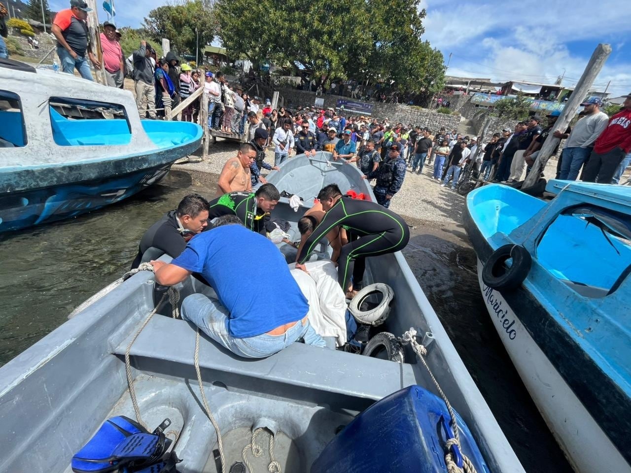 Equipos de emergencia guatemaltecos, incluidos buzos y rescatistas especializados, participaron en las labores de búsqueda y rescate tras el vuelco de la embarcación. Archivo