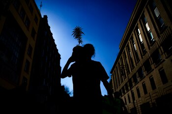 La marcha, con tono festivo