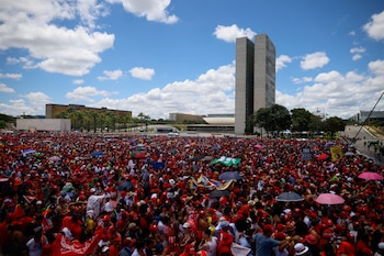 Mientras Lula daba su primer discurso, miles de personas esperaban fuera del congreso para el megaconcierto de cierre de ceremonia