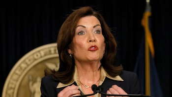 Kathy Hochul firma una ley que exige orden judicial para detenciones de ICE en escuelas e iglesias de Nueva York