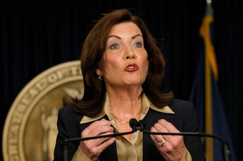 La gobernadora Kathy Hochul firmó una ley que exige orden judicial para detenciones de ICE en escuelas, iglesias y hospitales de Nueva York (REUTERS/Brendan McDermid)