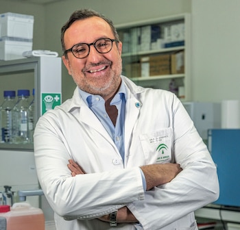 El investigador Bernardino Alcázar-Navarrete estudia EPOC y asma bronquial, con foco en biomarcadores de respuesta al tratamiento inhalado, patrones de exacerbaciones frecuentes y su impacto en el uso de recursos sanitarios