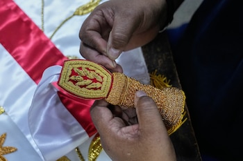 El maestro bordador Dante Grados trabaja en la banda presidencial que está confeccionando para la presidenta electa Keiko Fujimori, en Lima (Perú), el viernes 24 de julio de 2026. (Foto AP/Martín Mejía)
