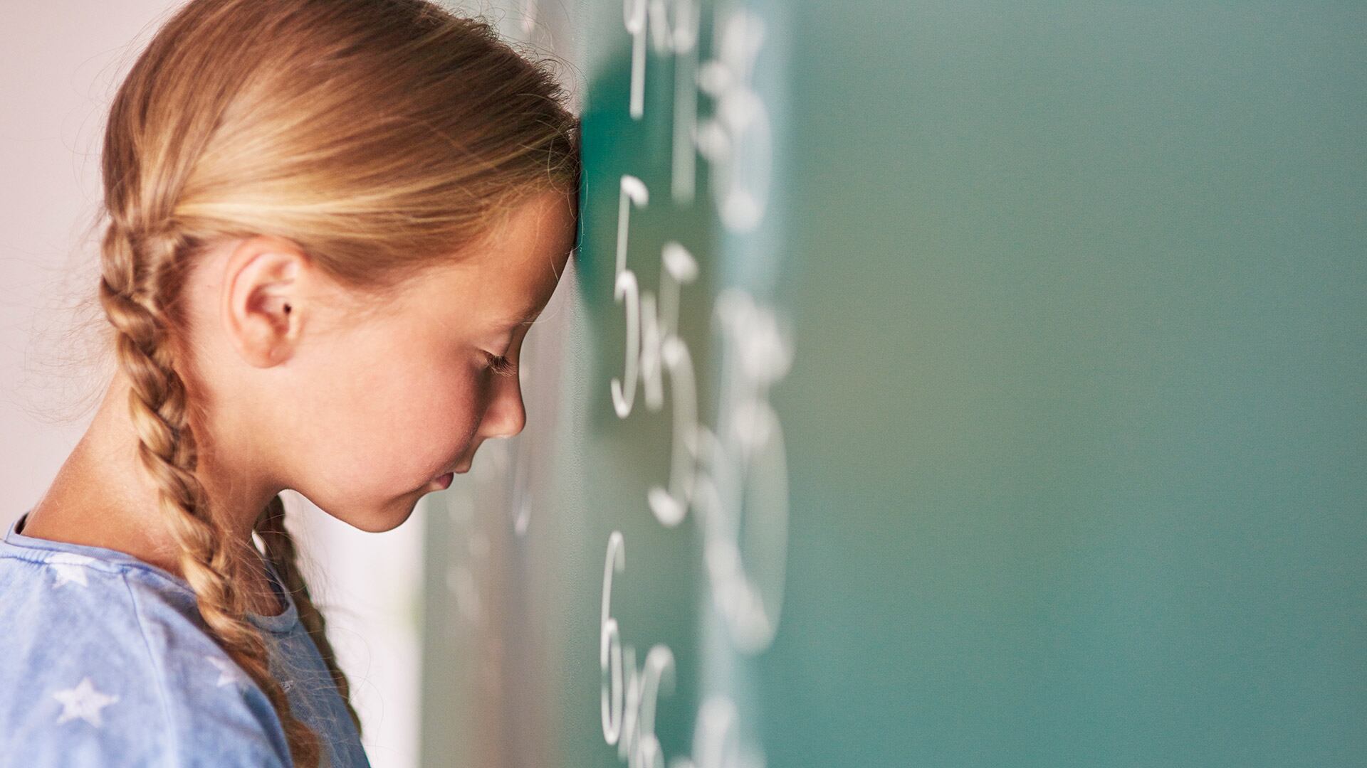 Para Luccisano, la sobrecarga en los niños responde, en gran parte, a una agenda adulta exigente (Freepik)