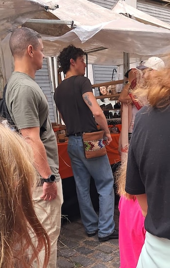 Con un look relajado, el