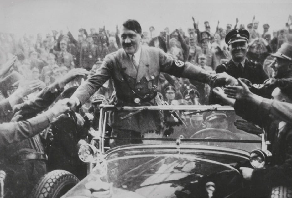 Hitler fue condenado a cinco años de cárcel, de las que solo cumplió ocho meses con algunos privilegios. Allí aprovechó para crear