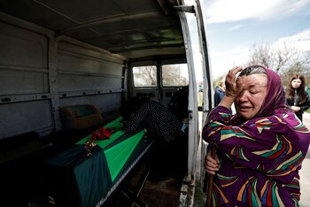 Vira Pylypenko llora a su hijo Sergii Pylypenko, de 36, que era un integrante de las milicias de defensa de la villa de Myrots´ke. REUTERS/Zohra Bensemra