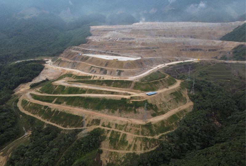 Una vista de dron muestra el pozo de la mina, donde se extraen materiales, en la zona de operaciones de Ecuacorriente, en Tundayme, Ecuador (REUTERS/Karen Toro)