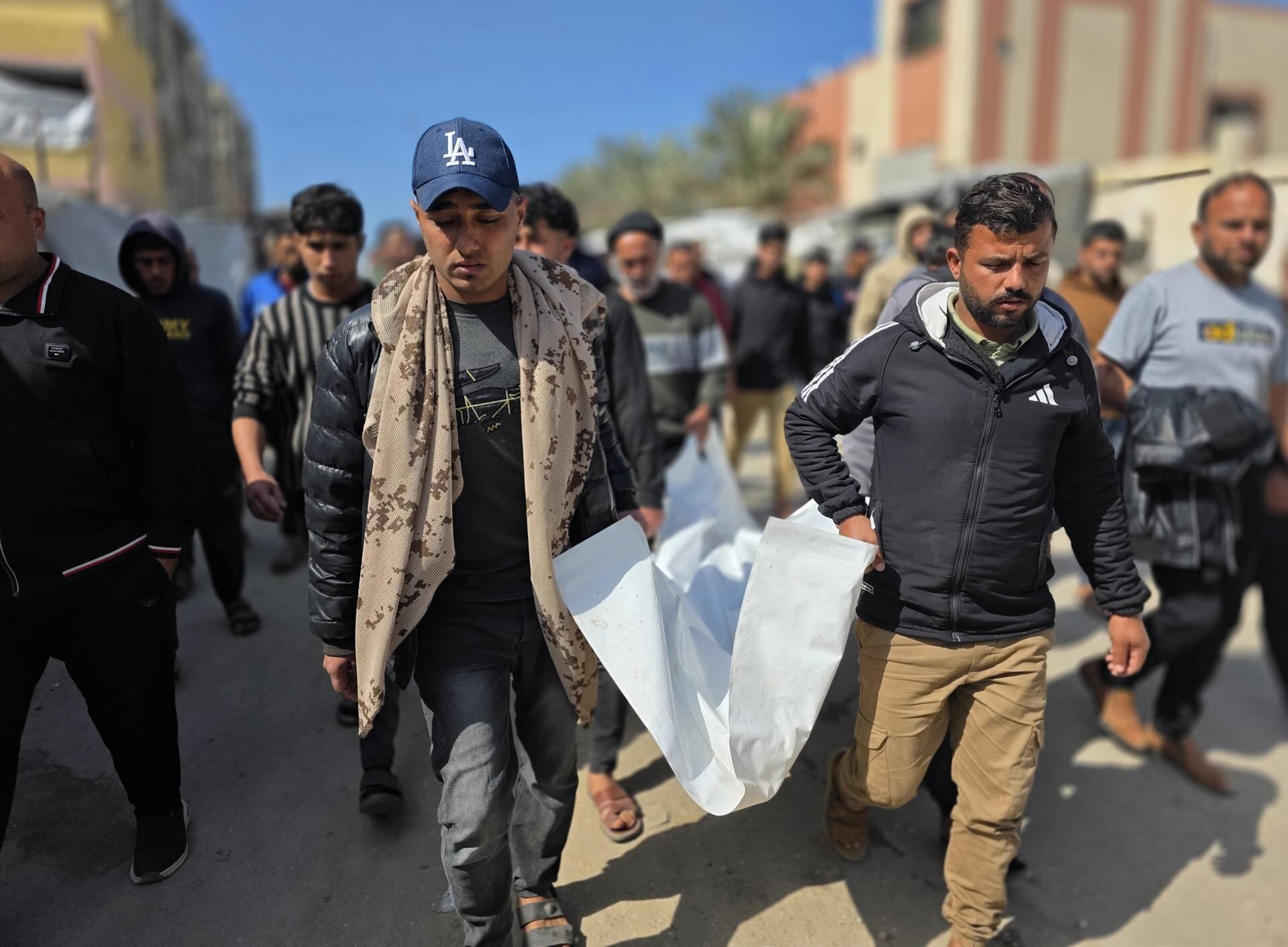 Una mujer palestina muerta por disparos israelíes en la Franja de Gaza a pesar del alto el fuego