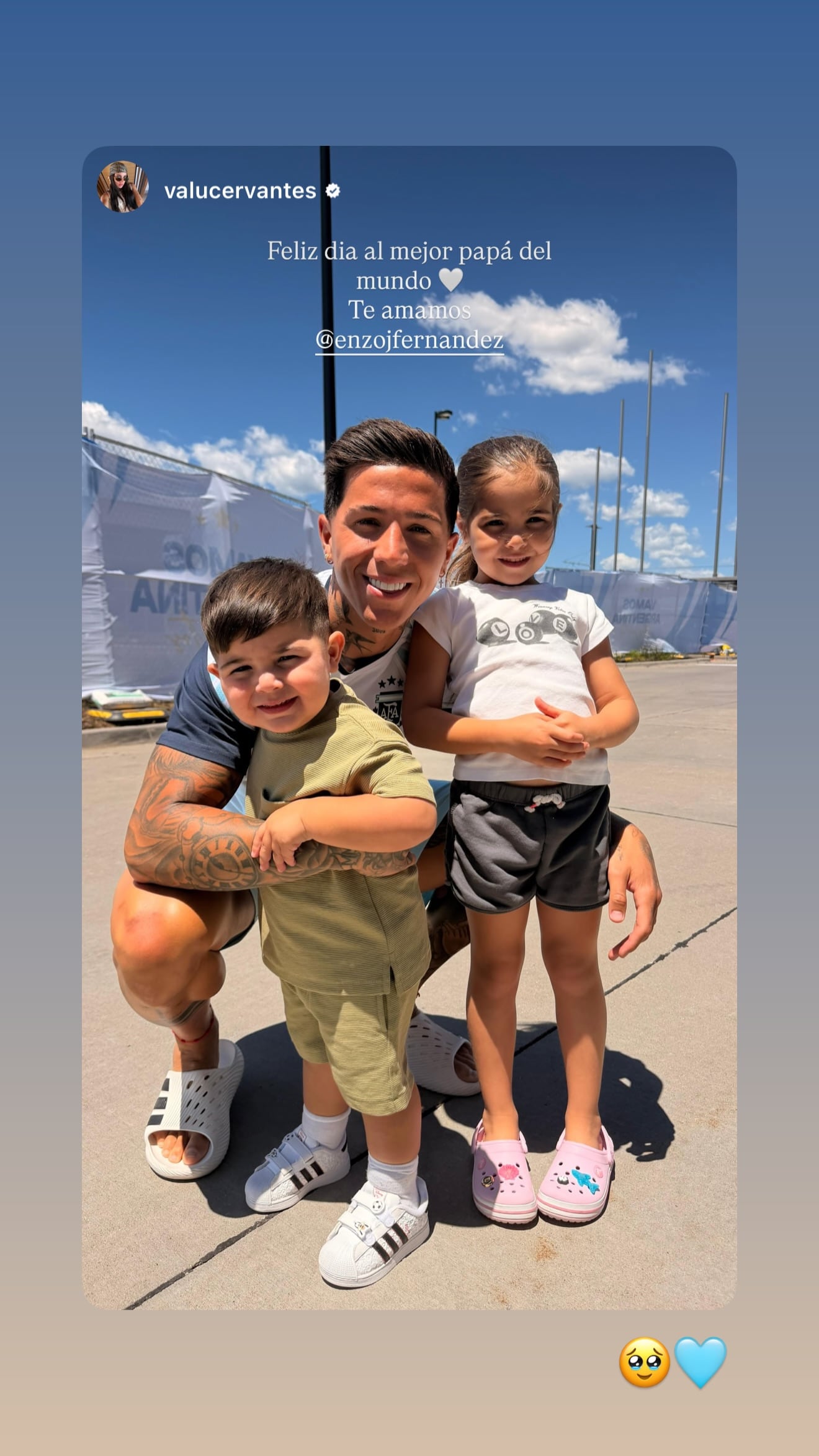 El futbolista Enzo Fernández posa sonriente con sus dos hijos en una publicación que conmemora el Día del Padre.
