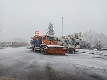 Una máquina quitanieves y una