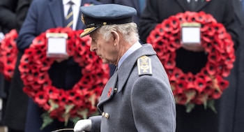 Los miembros de la familia real británica usan prendedores de amapola roja en noviembre para el Domingo del Recuerdo (REUTERS)